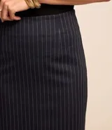 Pollera lápiz de viscosa con estampado de rayas verticales y cierre de cremallera en la espalda.