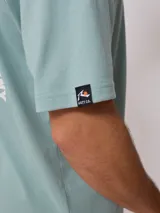 Remera blanca de manga corta de ajuste holgado con estampa en el pecho.