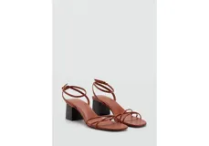 Sandalias de tacón medio y cuadrado de efecto madera, color marrón, con tiras finas cruzadas en la parte delantera y cierre de hebilla en el tobillo.