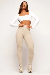 Top deportivo blanco de manga larga con escote cuadrado.