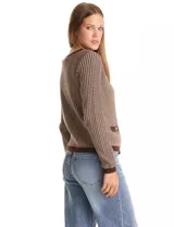 Cardigan de punto con textura tipo tweed, color marrón con detalles en tono oscuro. Presenta cuello redondo, cierre frontal con botones metálicos y dos bolsillos decorativos en la parte inferior.