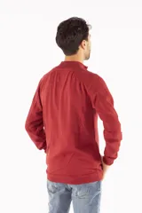 Campera tejida de punto color gris oscuro, con cierre frontal y logo bordado en el pecho.