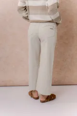 Pantalón de jean con corte wide crop y tiro alto. Presenta un lavado azul clásico con sutiles desgastes, pierna amplia con largo al tobillo, cierre frontal con botón y bolsillos funcionales.
