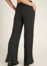 Pantalón de tiro alto confeccionado en tejido de punto acanalado ancho, con pierna sutilmente ancha, cintura elástica y bolsillos laterales.