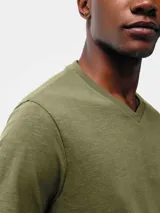 Camiseta de manga corta con cuello en V, color blanco, confeccionada en tejido flamé.