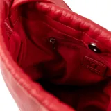 Cartera tipo saco de símil cuero graneado color rojo, con cierre de cordón ajustable, correa regulable y herrajes plateados. Incluye logo grabado en el frente.
