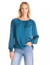 Blusa de satén color verde azulado con acabado sedoso y fluido. Escote a la base con frunce perimetral, mangas largas estilo balloon con detalle de punto smock en hombros y puños. Espalda con abertura tipo gota y botón forrado a tono.