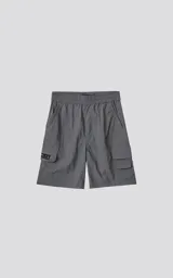 Bermuda cargo gris oscuro de tejido técnico, con cintura elástica, bolsillos laterales y múltiples bolsillos cargo con solapa en las piernas.