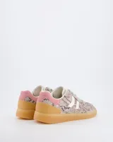 Championes urbanos Coolway modelo Goal, con diseño de estampado animal print de serpiente en tonos tierra. Presenta detalles en color rosa en el talón, suela de goma color caramelo y cordones en tono verde claro.