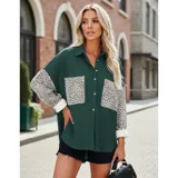 Sobre camisa de pana blanca con detalles en animal print en los bolsillos frontales y en las mangas. Presenta cuello inglés, cierre frontal con botones y corte holgado.