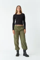 Pantalón verde militar de tiro medio, corte recto y largo cropped.