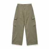 Pantalon cargo baggy de gabardina elastizada en color verde militar, con bolsillos laterales tipo cargo, bolsillos superiores y diseño de costuras decorativas.