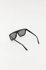 Lentes de sol con montura cuadrada de acetato negro y lentes espejados azules.