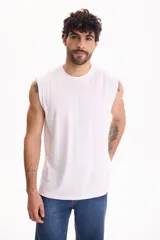 Musculosa blanca clásica de algodón, con cuello redondo y diseño liso.