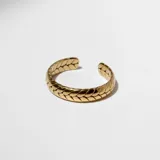 Anillo dorado abierto con diseño trenzado.