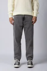 Jean de corte mom fit en color gris lavado, confeccionado en denim resistente, con diseño de tiro medio y ajuste holgado en las piernas.