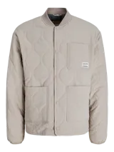 Campera acolchada liviana con diseño matelasse, cuello estilo baseball y cierre frontal con botones a presión. Cuenta con bolsillos frontales tipo parche y un bolsillo pequeño en el pecho con etiqueta de marca. Presenta puños elásticos y un corte recto funcional.