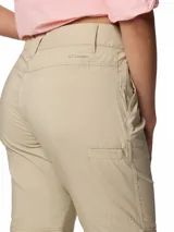 Pantalón convertible Columbia modelo Silver Ridge Utility de color beige, con bolsillos cargo laterales y perneras desmontables mediante cremallera para convertirlo en short.