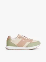 Zapatillas de estilo retro running con paneles de ante en tonos beige, rosa y verde. Presentan cierre con cordones, suela de EVA blanca y el monograma TH en el lateral.