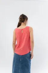 Musculosa amarilla pastel con escote redondo y detalle de lágrima en la espalda.