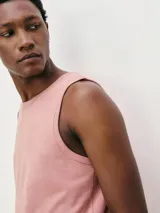 Musculosa básica azul marino con escote redondo, sin mangas y corte clásico.