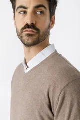 Sweater de punto color azul marino, con cuello en V y mangas largas.