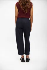 Pantalón tipo chino de denim en color azul oscuro, con corte recto y botamangas con dobladillo.