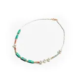 Collar corto con cuentas blancas, turquesas, rojas y doradas, con perlas irregulares.