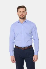 Camisa de vestir celeste con microestampado, de manga larga, confeccionada en tela importada 60% algodón y 40% poliéster.