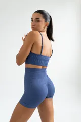 Top deportivo negro con breteles finos y diseño texturizado.