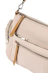 Bandolera negra con detalles en cuero sintético color camel, múltiples bolsillos con cierre y correa ajustable.