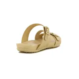 Sandalias bajas color crema con tiras cruzadas y hebillas ajustables.