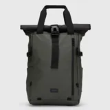 Mochila urbana de diseño moderno con cierre superior enrollable y hebilla de seguridad. Presenta correas de mano superiores, bolsillo frontal vertical con cierre y correas laterales ajustables. Incluye compartimento para computadora y logo discreto en la parte inferior.