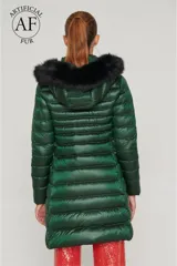 Campera puffer larga color verde esmeralda con acabado satinado, cierre frontal, capucha con borde de piel sintética negra y ajuste entallado.
