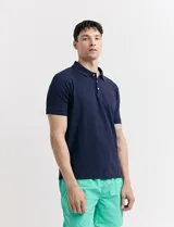 Remera azul con cuello polo y tapeta de dos botones.