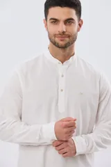 Camisa de lino y algodón color blanco, con cuello mao, manga larga y medio cierre frontal con botones.