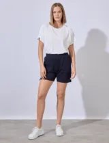 Short de algodón color rosa claro, con pretina ancha elastizada y bolsillos inclinados en la parte delantera.