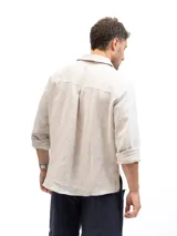 Camisa de manga larga confeccionada en 100% lino natural, con cuello clásico y cierre frontal de botones. Presenta un calce relajado y una textura ligera, ideal para climas cálidos.