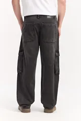 Jean cargo de algodón con calce suelto, color negro lavado con efecto desgastado, con múltiples bolsillos utilitarios en los laterales.
