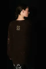 Sweater oversized de tejido de punto con escote en V y diseño teñido estilo batik en tono marrón oscuro.