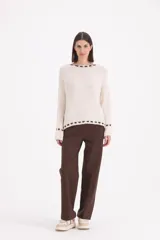 Pantalon de vestir corte recto, con tiro medio y cierre frontal. Presenta un diseño clásico y minimalista en color chocolate.