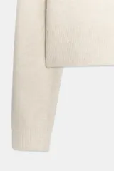 Jersey de punto de cuello redondo y manga larga, con acabado en rib en puños y ruedo.