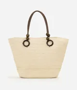 Cartera tipo bolso shopper de Bossa Nossa, confeccionada en fibra de papel color beige, con asas de hombro decoradas con cuentas de madera y aros oscuros. Cuenta con cierre de botón a presión y detalle metálico dorado frontal.
