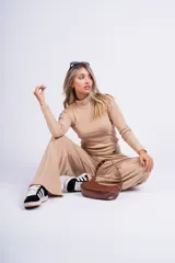 Pantalón palazzo blanco de corte amplio con cintura elástica.