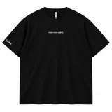 Remera oversize negra de algodón, con cuello redondo, manga corta y estampado con la frase "PUSH YOUR LIMITS" en el pecho y el logo de la marca en la manga.