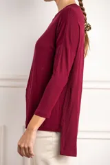 Remerón bordeaux de viscosa con elastano, corte oversize y mangas largas.