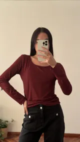 Remera de manga larga color bordó, de morley y escote redondo.