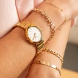 Pulsera de eslabones tipo barbada en oro 9k, con placa central lisa apta para grabado.