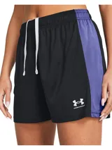 Short deportivo Under Armour de la colección Challenger, diseñado para fútbol. Presenta un cuerpo principal en color negro con paneles laterales de malla en color violeta y el logo de la marca estampado en el frente. Cuenta con cintura elástica con cordón interno.