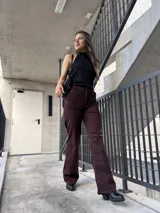 Top negro elastizado con cuello halter y espalda descubierta.